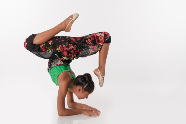 美丽的体操运动员少女倒立图片下载