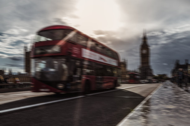 伦敦威斯敏斯特桥上的交通状况图片下载