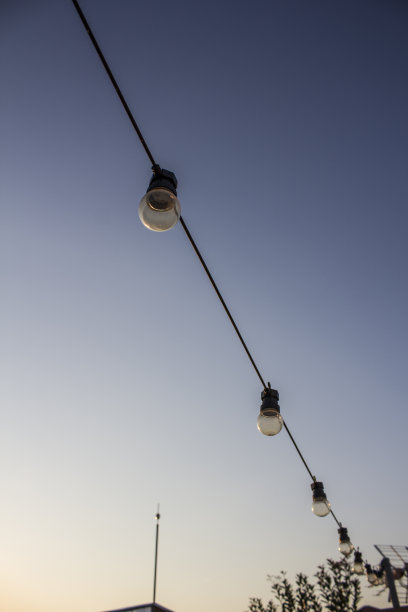 露台上装饰性的串灯图片下载