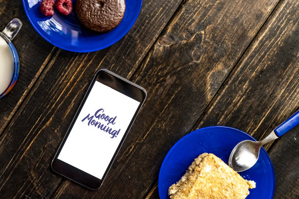 早上好短信上电话食物早餐概念，用牛奶蛋糕和水果放在木桌上平铺，f图片下载