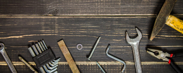 黑色的木桌上放着细木工工具。放置文本。父亲节的概念。图片下载