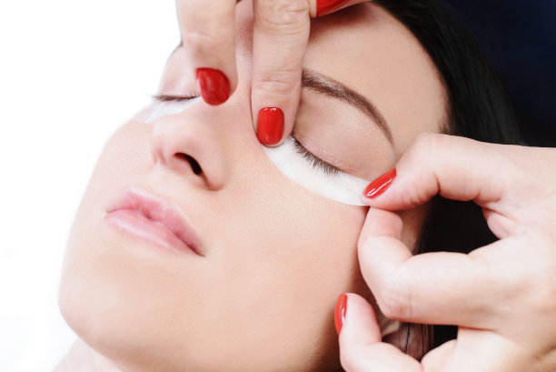 睫毛扩展过程。长睫毛的女人眼。睫毛，特写，宏观，选择性聚焦图片下载