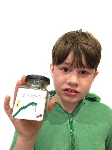 带着宠物毛毛虫的男孩图片下载