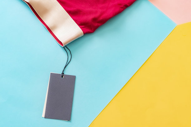 平铺的新男性红色内裤孤立与空白价格标签在创造性的颜色背景f图片下载