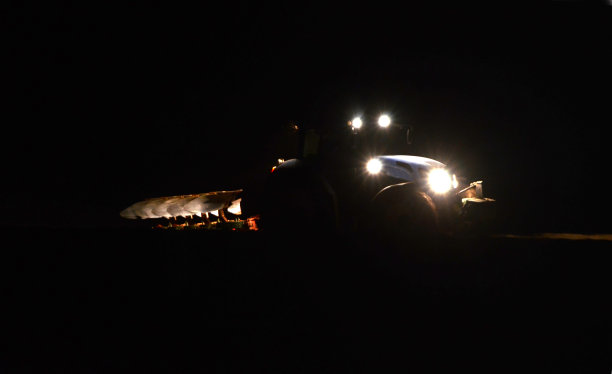 农夫上夜班图片下载