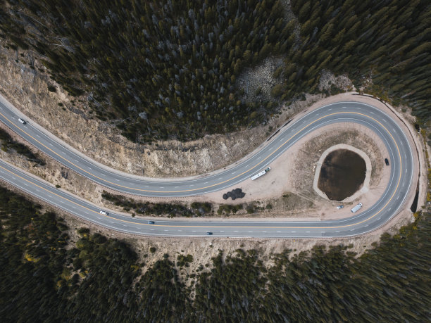 无人机鸟瞰图的道路与尖锐的曲线和一些车辆图片下载