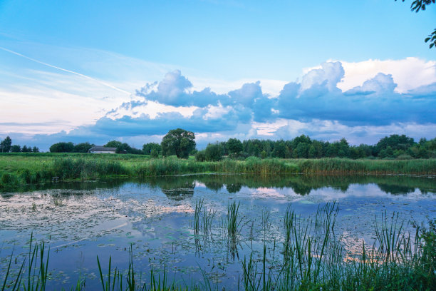 美丽的早晨风景与美丽的河流和湖泊。五彩缤纷的景色与令人惊叹的天空。设计图片图片下载