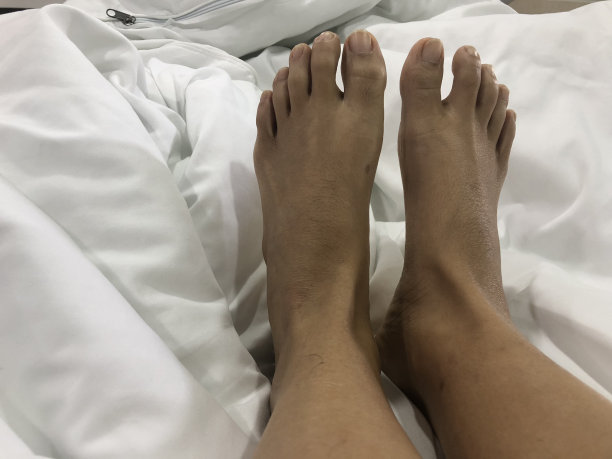 人的脚趾在床上图片下载