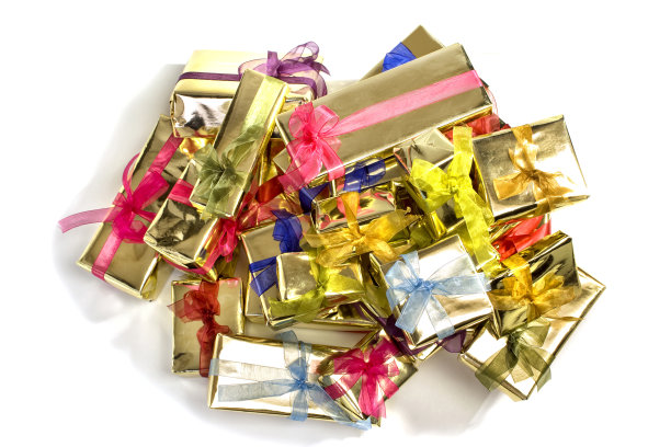 靠近一组闪亮的礼品盒堆在孤立的白色图片下载