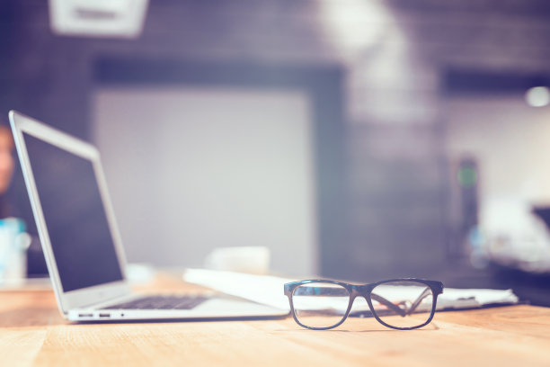 时髦的笔记本电脑和桌子上的眼镜图片下载