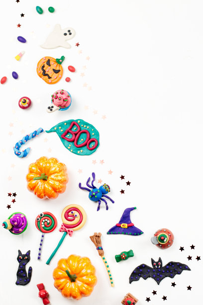 万圣节的边界装饰。黑猫，蝙蝠，女巫的帽子和橙色南瓜扫帚。俯视图图片下载