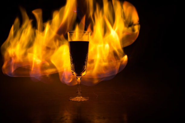 红酒。杯酒。倒红酒。图片下载