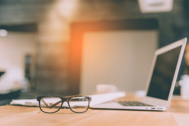 时髦的笔记本电脑和桌子上的眼镜图片下载