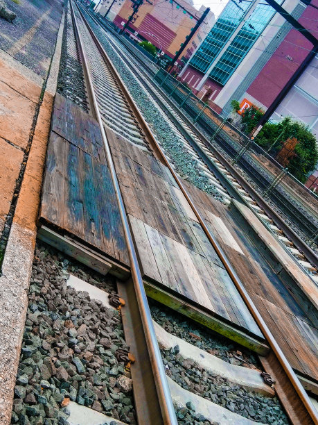 城市景观下的火车轨道图片下载