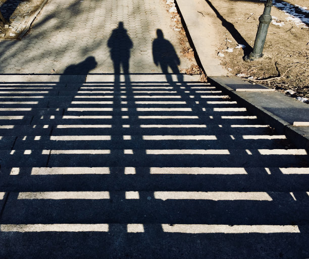 台阶上有长长的影子图片下载