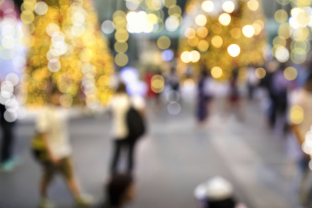 明亮的室外圣诞装饰和模糊的人在晚上图片下载