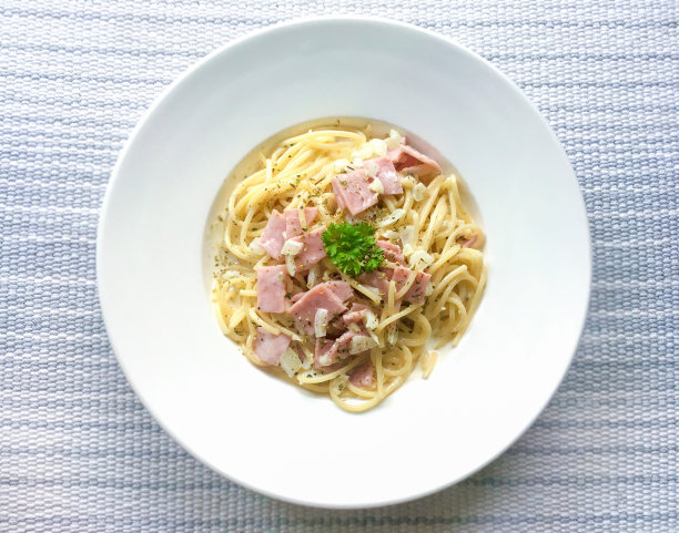 俯视图是加培根的意大利通心粉图片下载