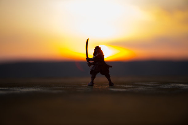 带着剑影的战士是天空忍者。山顶上的武士，有着朦胧的背景图片下载