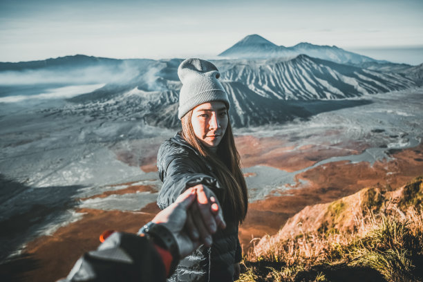 游客夫妇和日出在火山的布罗莫山(Gunung Bromo) Kingkong山东爪哇，印度尼西亚图片下载