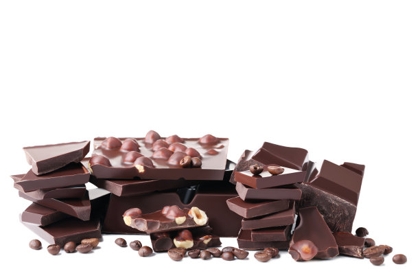 在白色的背景上，有榛子和咖啡豆的巧克力图片下载