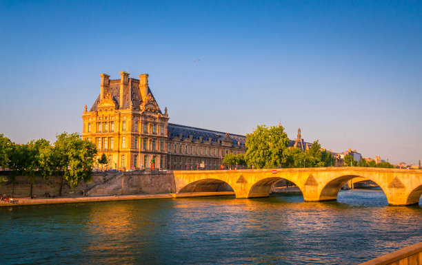 法国巴黎塞纳河上的大桥和建筑物的日落景观图片下载