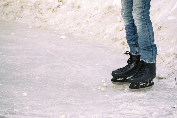 男人的腿在牛仔裤里配上溜冰鞋图片下载