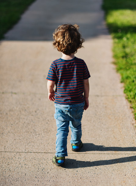 男孩步行去公园图片下载