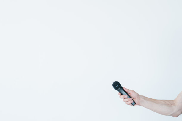 大众传媒新闻工作者手持麦克风采访图片下载