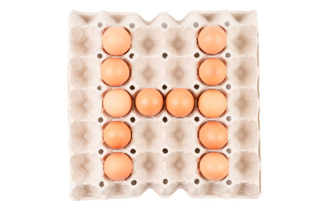生棕色鸡蛋在纸容器托盘盒排列的英文字母是“H”。图片下载