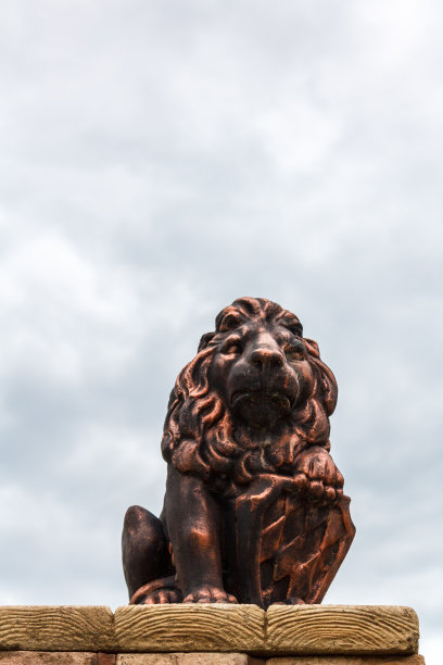 一只装饰狮子，带着盾牌作为房子的装饰，象征着好运、力量和权力。图片下载