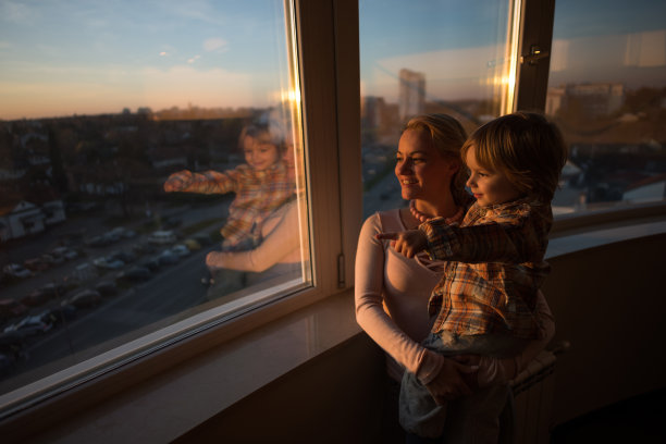 看那边，妈妈!图片下载