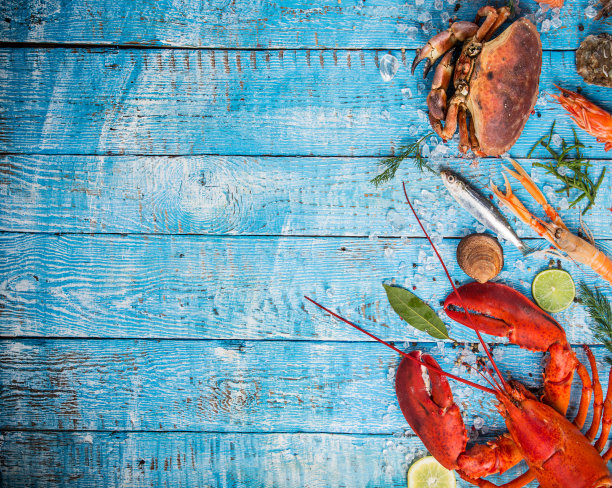 新鲜美味的海鲜摆在旧木桌上。图片下载