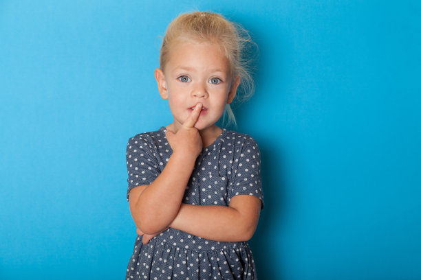 可爱迷人的小女孩，迷惑不解。困惑的可爱的孩子图片下载