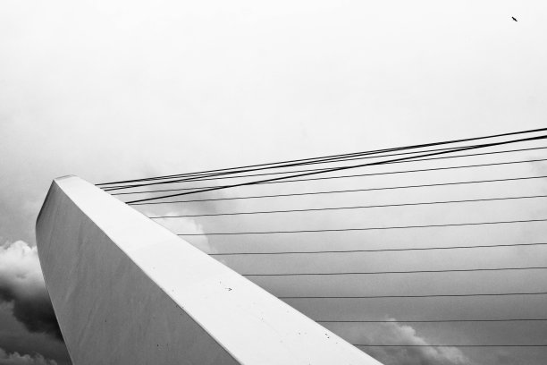 靠近盖茨黑德的千禧桥上的人行道图片下载