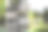 自然公园里的路牌指示通往世界各地的方向。背景上的绿色植物。摄于意大利北部。图片下载
