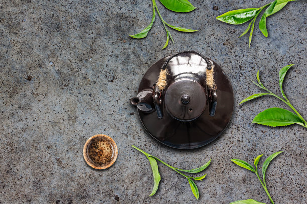 背景是茶壶中的绿茶。俯视图图片下载
