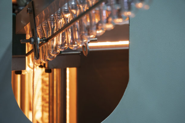 用于饮料厂生产过程中塑料瓶的预成型。图片下载