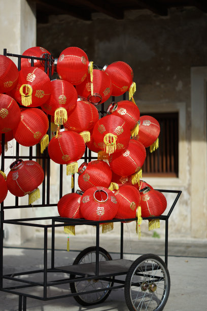 黑色的手推车上挂着红色的中国灯笼图片下载