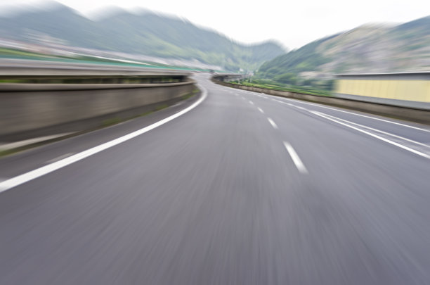 平原上的公路图片下载