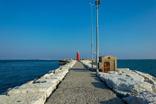 长长的码头和一座红色的灯塔图片下载