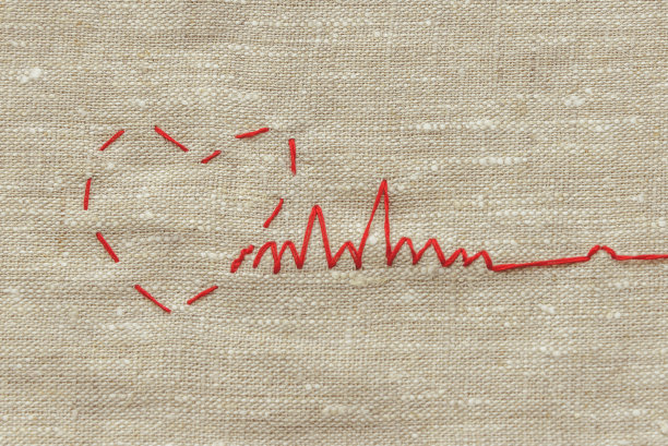 缝纫用的线和编织用的线，一种医疗器械上心脏形状的红色线图片下载