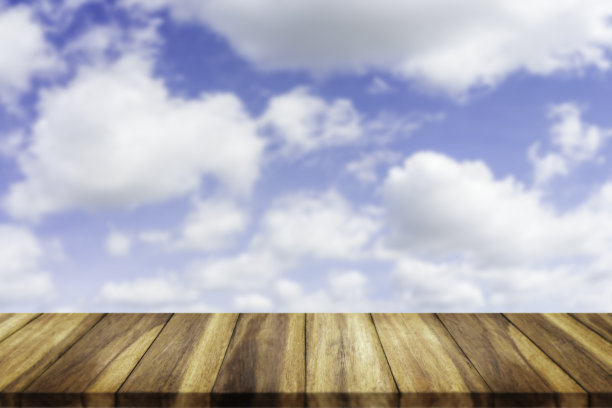 空的顶部木桌与模糊的天空背景。图片下载