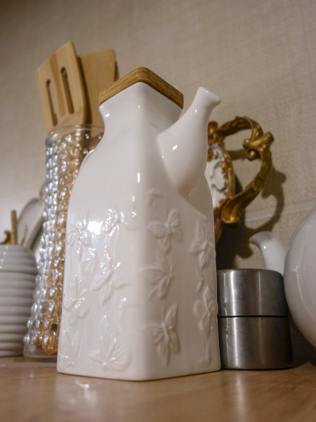 架子上的厨房用具图片下载