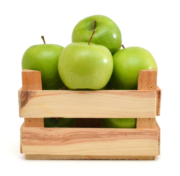 在白色背景的木箱里装着新收获的“绿苹果”图片下载