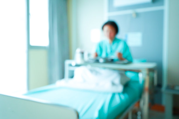 病床模糊的患者在医院标准的贵宾室配备有病床和舒适的医疗设备图片下载
