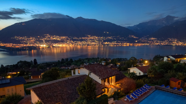 洛迦诺(瑞士提契诺)附近的马焦雷湖(Lago Maggiore)图片下载