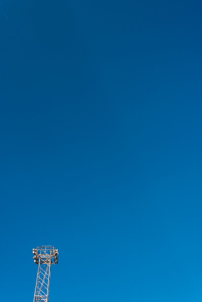 极简的天空与电柱图片下载