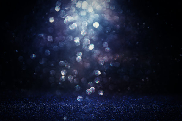 闪烁的复古灯光背景。黑色，蓝色，紫色和银色。de-focused。图片下载