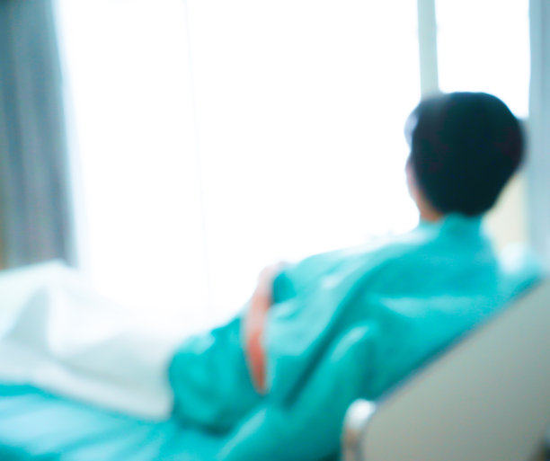 病床模糊的患者在医院标准的贵宾室配备有病床和舒适的医疗设备图片下载