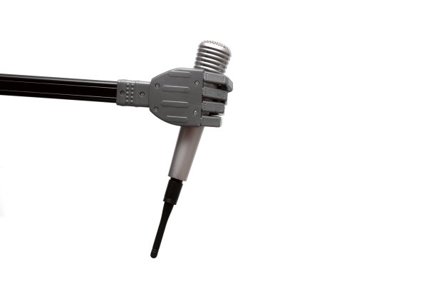 带麦克风的机器人手。图片下载